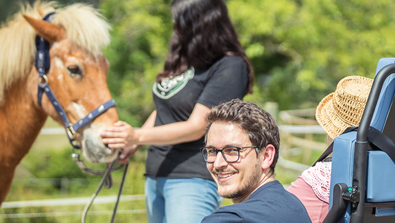 Wunschfahrt-Mitarbeiter:innen mit Fahrgast bei Pony