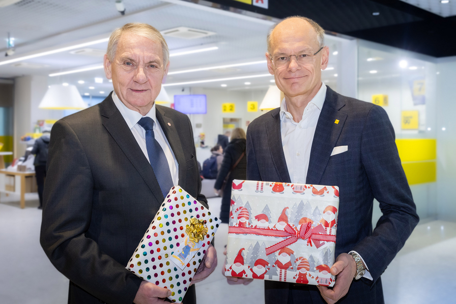 Samariterbund-Bundesgeschäftsführer Reinhard Hundsmüller (l.) mit Walter Oblin, Generaldirektor der Österreichischen Post AG (r.).