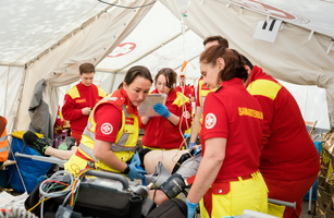 Sanitätsdienst macht Erstversorgung bei Marathon