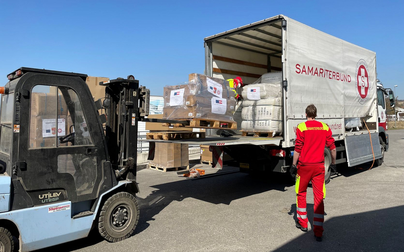 Hilfsgüter werden in LKW verladen