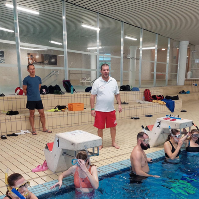 Schwimmlehrerinnenkurs Wasserrettung in Hallenbad