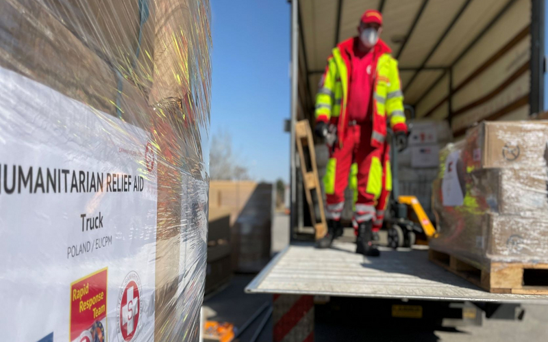 Hilfsgüter werden in LKW verladen