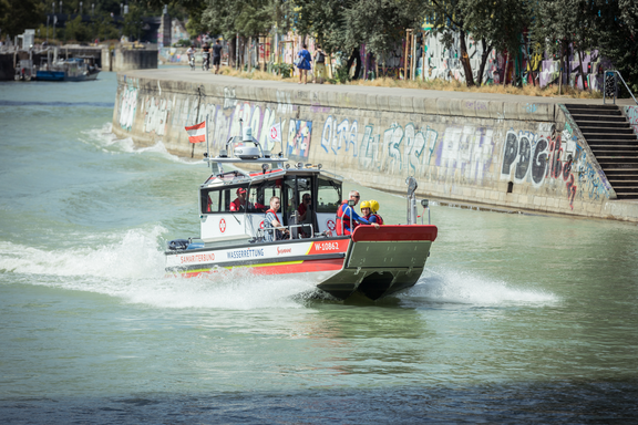 Wasserrettung auf Boot im Einsatz