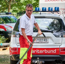 SA-RRT-Mitglied Oskar vor Einsatzfahrzeug