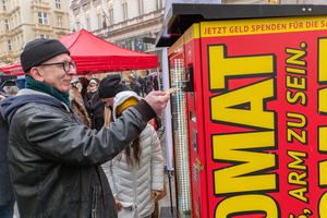 Günther Paal kauft Produkt im Teuromat