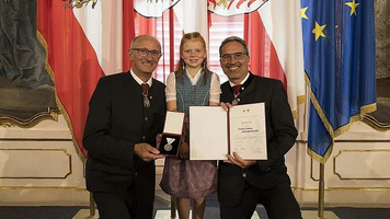 Bild von der 10 Jährigen Laura Brunner bei der Überreichung der Lebensretter Medaille 