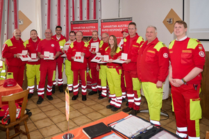 Gruppenfoto aller Personen, die ein Abzeichen erhalten haben