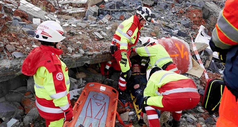 SA-RRT-Mitglieder bei einer Erdbebenübung 