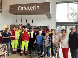 Versammelte Mannschaft vor dem Café bei der Eröffnung