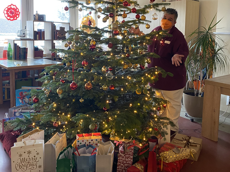 Weihnachtsbaum im Pflegekompetenzzentrum Neufeld