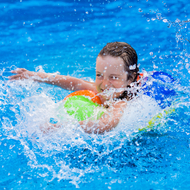 Kind plantscht im Wasser