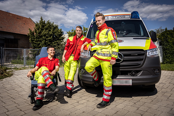 3 Zivildienstleistende vor Rettungswagen