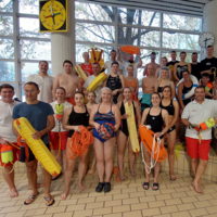 Gruppenfoto angehende Schwimmlehrer:innen und Ausbildende