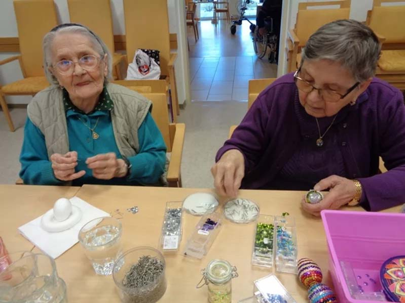 Bewohnerinnen des Pflegekompetenzzentrums Lackenbach beim Basteln