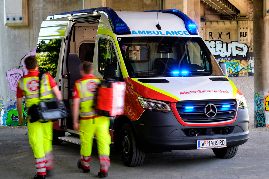 Rettungssanitäter vor Rettungswagen (c) Benjamin Breitegger