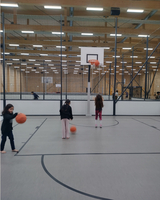 Kinder spielen Basketball.