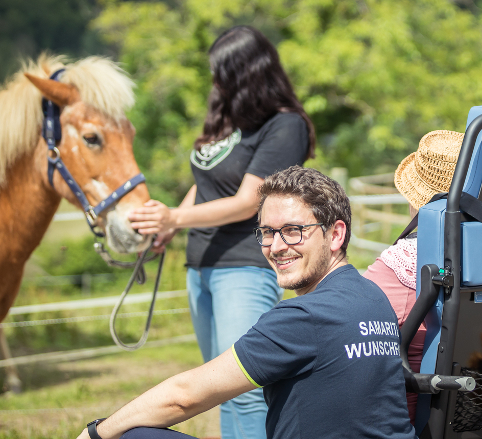 Wunschfahrt-Mitarbeiter:innen mit Fahrgast bei Pony