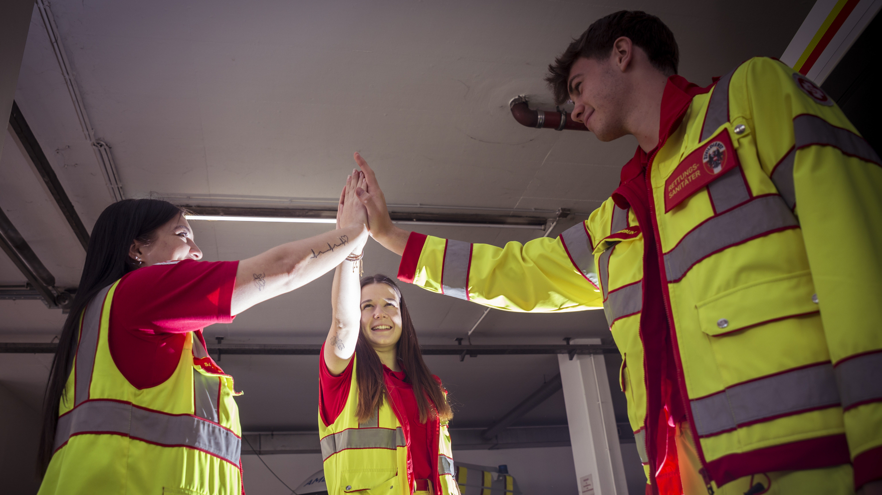 Teilnehmer:innen Freiwilliges Sozialjahr geben sich ein High-Five