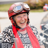 Seniorin im Motorrad-Beiwagen