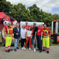 Treffen beim LernLEO-Zelt auf der Donauinsel. Michael Ludwig, Doris Bures, Robert Steiner und Caroline Athanasiadis gratulieren dem Samariterbund. Denn das LernLEO ist 2024 Charity Partner am Donauinselfest.