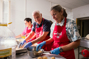 3 Personen kochen und haben Spaß