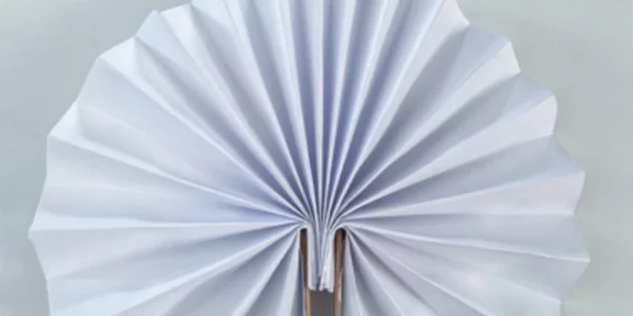Weißer Fächer aus Papier