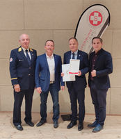 HR Dr. Herbert Walter wurde mit dem Ehrenkreuz am Rot-Weiß-Roten Band geehrt (v.l.n.r: MR Dr. Wolfgang Hengl, GF Gerhard Czappek, HR Dr. Herbert Walter, LTAbg. Christian Kovacevic, Foto: Samariterbund Tirol))