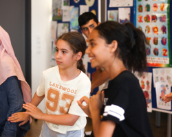 Mehrere Kinder tanzen nebeneinander beim LernLEO Tanzworkshop.