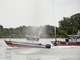 Ein Feuerwehrboot und das eingeweihte Boot vom Samariterbund auf dem Wasser.