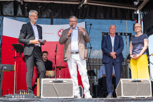 Stadtrat Peter Hacker, Franz Schnabel, und Susanne Drapalik mit Oliver Löhlein auf Bühne