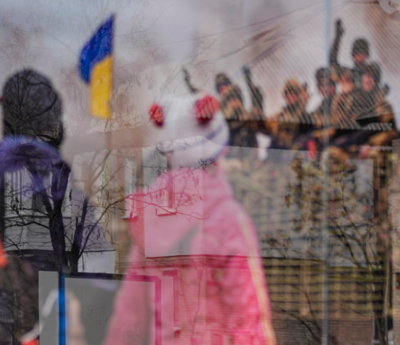 Kinder vor einem ukrainischen Panzer