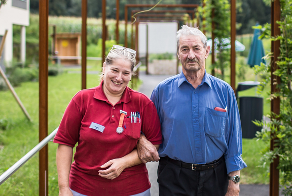 Bewohner Pflegekompetenzzentrum Kaindorf mit Betreuerin