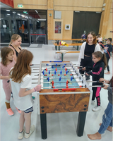 Mädchen spielen Tischfußball.