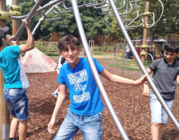 drei Kinder spielen auf Spielplatz