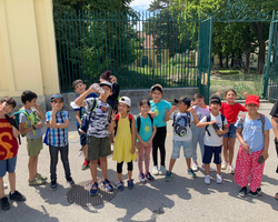 Gruppenfoto LernLEO-Kinder im Sommer im Tiergarten Schönbrunn