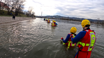 Wasserretter:innen bei einer Übung