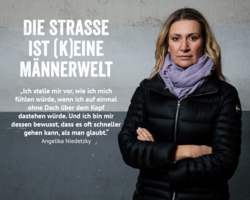 Angelika Niedetzky vor grauer Wand, Porträt, dunkle Kleidung, verschränkte Hände, Slogan Die Straße ist (k)eine Männerwelt plus Zitat