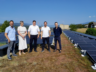 V. l. Claus Baumgartner (Vertriebsleiter 10hoch4 Photovoltaik), Monika Pinzker (Qualitätsmanagement, Nachhaltigkeit und Risikomanagement Samariterbund), Stefan Scheuermann (Projektleiter 10hoch4 Photovoltaik), Andreas Balog (Geschäftsführer Samariterbund), Eldin Bilalic (Leitung Technik / Bauprojektentwicklung Samariterbund) bei der Inbetriebnahme der PV-Anlage