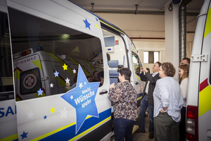 Delegation beim anschauen des Wunschfahrt Autos