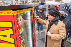 Kurt Obonya kauft Produkt im Teuromat