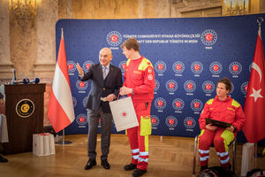 Türkischer Botschafter überreicht Urkunde