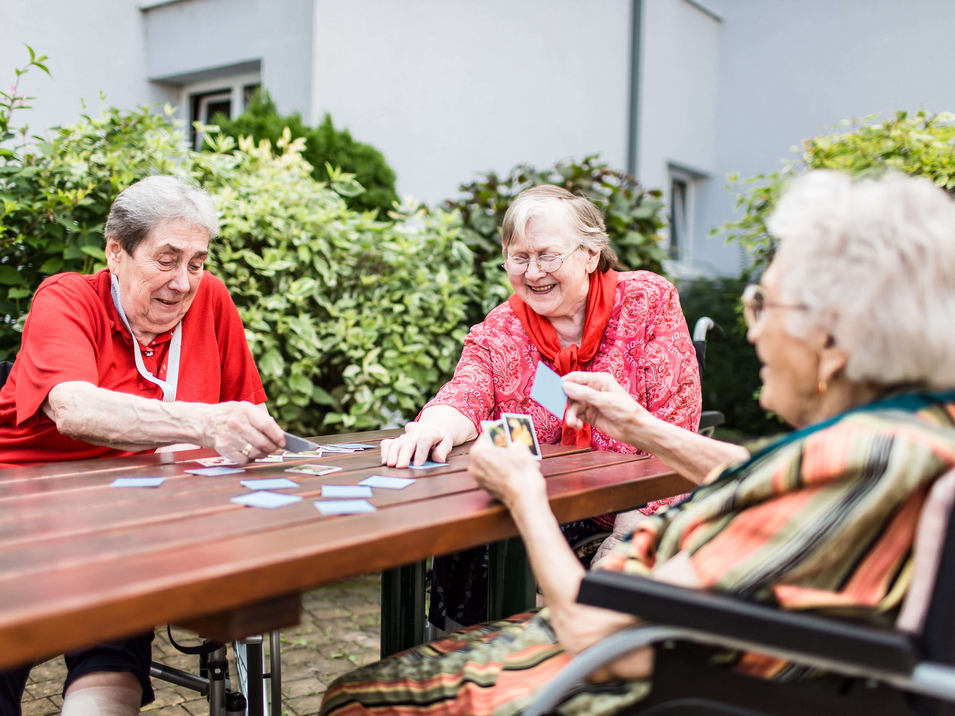 3 Bewohnerinnen eines Pflegekompetenzzentrums