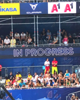 Aufnahme von Zuschauertribüne bei Beachvolleyball EM, im Fokus zwei Sanitäter in Uniformen