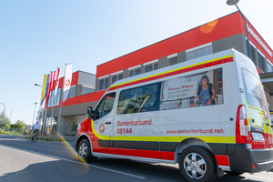 Krankentransportwagen mit Beklebung Samariterbund Wien vor neuer Zentrale in Petritschgasse