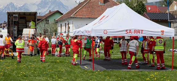 SA-RRT-Team unter einem, an den Seiten offenem Zelt