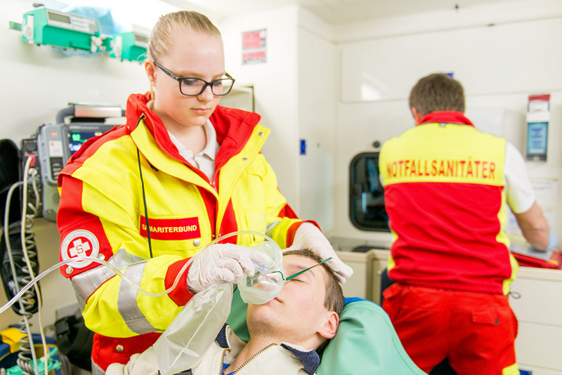 Sanitäter:in und Patient im Krankenwagen