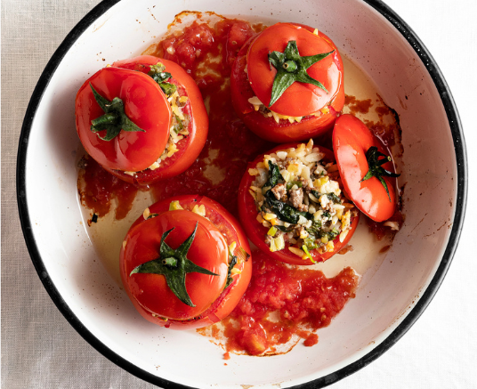 Gefüllte mit Hirse gefüllte Tomaten in einer Schüssel