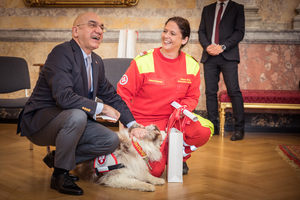 Türkischer Botschafter, Frau in Samariterbund-Uniform, Rettungshund