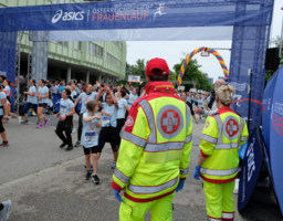 Zwei Personen mit Samariterbund Uniform von hinten, Ziellinie Frauenlauf