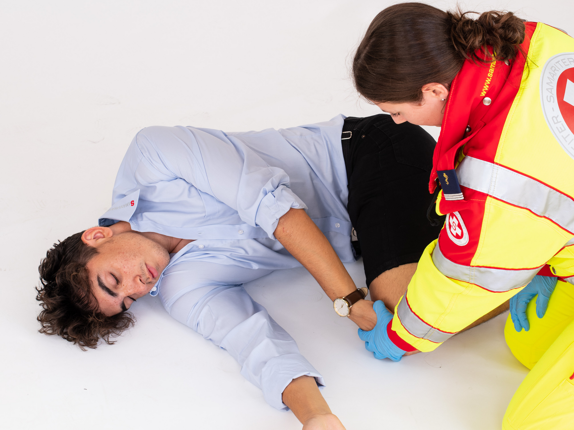 Sanitäterin bringt Patient in die stabile Seitenlage.